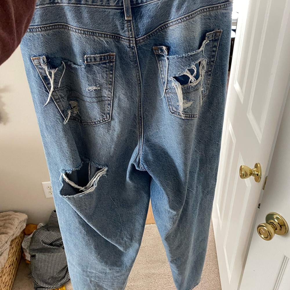 AMERICAN EAGLE MOM JEANS